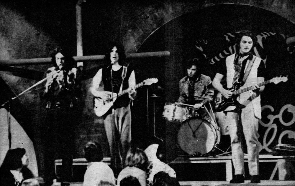 Rescate: la reunión de Almendra - Se cumplen 45 años del primer regreso de Almendra. Antes de aquellos tres shows en Obras (y de una mini gira nacional), Spinetta, Molinari, Del Guercio y García le contaban a la Revista Pelo cómo reinterpretarían aquellos temas clásicos, las diferencias entre este grupo fundacional y sus respectivos proyectos y sobre cómo esperaban que la gente los recibiera. Almendra