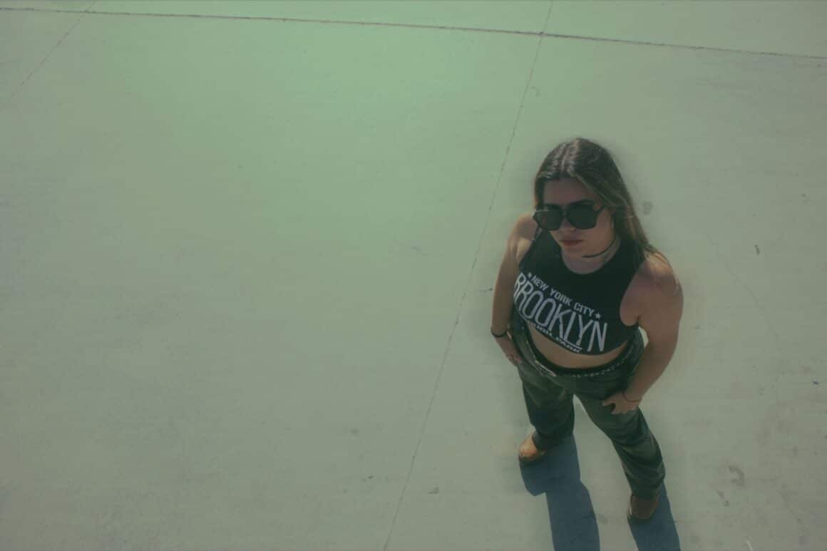 Mila: La música siempre me salvó - “Trata sobre experiencias propias que coinciden con los romances de algunos dioses griegos como Apolo, Hércules y Saturno –cuenta Mila acerca de su álbum debut-. En este EP decidí ir por la profundidad sentimental del romance. Fue escrito con la finalidad de romper con las estructuras musicales actuales y brindarle al público una alternativa pop-punk con composición musical de los 2000”. Mila. Foto de prensa