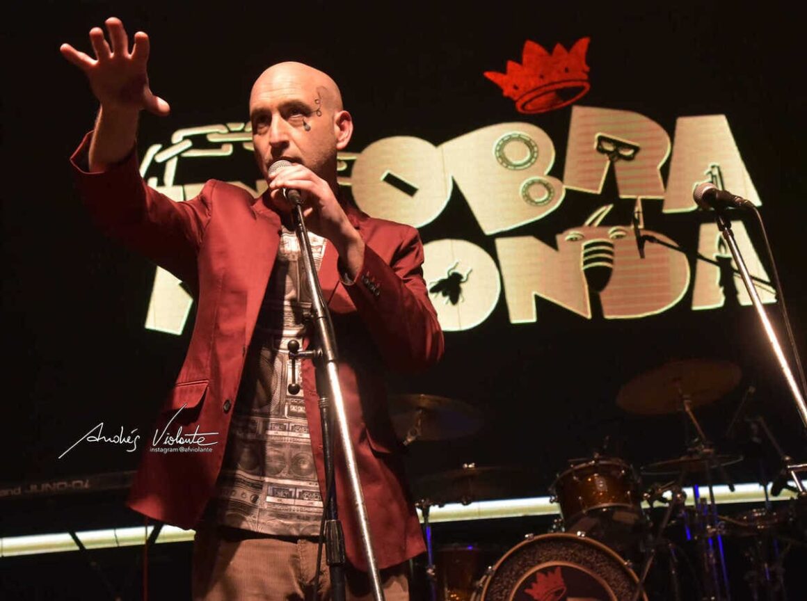 Fernando Casas: “Es un viaje en el tiempo, para volver a conmoverse y ratificar el amor por la banda” - Fernando Casas (guionista y actor)- Queríamos homenajear a Los Redondos con algo más un tributo. Primero pensamos en varieté y después un documental teatralizado. Lo planteamos así con Leonardo Melis (productor artístico) y se sumó Gerardo Anchava como productor ejecutivo general. Una Obra Redonda. Foto: Andrés Violante