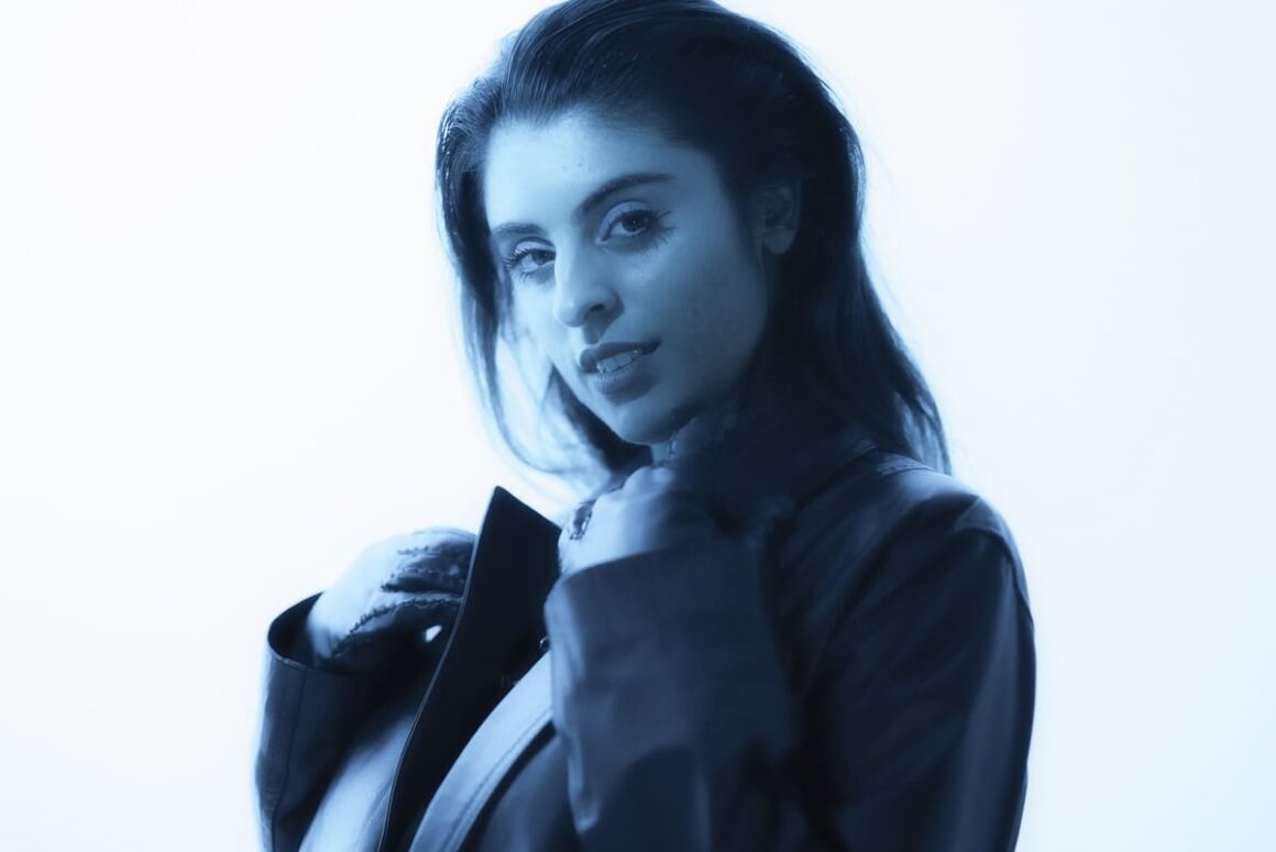 Sofía de Ciervo: “Me convoca encontrarle a mi voz un lugar en el universo electrónico” - “Es un momento de transición entre lo que fue y vendrá –explica Sofía de Ciervo sobre el concepto del flamante EP-. Aloja la historia arquetípica que representa en principio a una mujer dormida emocionalmente que no puede acceder a su sentir, luego le sigue el encuentro con el dolor primario y finalmente el disfrute del despertar. A nivel poético me interesaba retratar esta historia cíclica que me interpela en lo personal y en lo comunitario. Siento que todas las mujeres compartimos este ciclo en algún momento de nuestras vidas. Acompaña esta introspección la voz como principal instrumento rodeada de sonoridades electrónicas y de tintes pop para que resalte realmente el relato y la crudeza”. Sofía de Ciervo. Foto de prensa