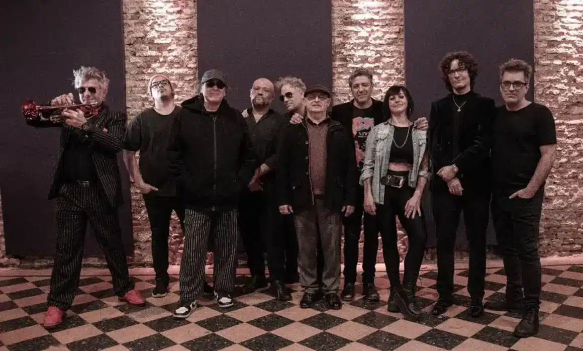 Funky Torinos: el legado de Willy Crook sigue intacto - La histórica banda que acompañó a Willy Crook en sus años dorados, los Funky Torinos, regresa a los escenarios para celebrar la obra y el legado del icónico músico. Este jueves 12, se presentarán en Buenos Aires con el espectáculo 90' Funky Torinos & Selectos Invitados, en el que interpretarán canciones de El Arca Torino. “El otro día estuvimos en San Isidro y la mayoría del público era gente muy joven, y se conocían los temas. Quedamos sorprendidos”, comenta Patán Vidal, actual referente de la agrupación tras el fallecimiento de Crook en 2021 y el posterior regreso del grupo en 2022. Funky Torinos