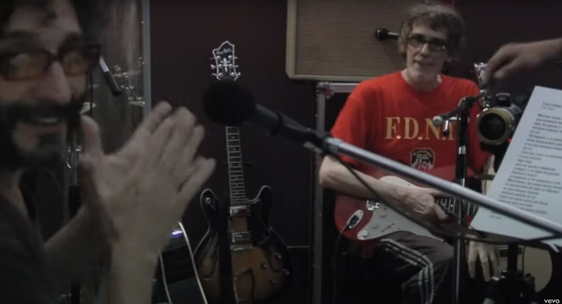 Material inédito de Spinetta y sus Bandas Eternas - Este 4 de diciembre se cumplieron 15 años del legendario show Las Bandas Eternas de Luis Alberto Spinetta, realizado en el estadio de Vélez. Con la presencia de 40 mil personas, el Flaco recorrió en más de cinco horas toda su trayectoria musical, acompañado por integrantes originales de Almendra, Pescado Rabioso, Invisible, Spinetta Jade, Los Socios del Desierto y su etapa solista. Fito Páez con Spinetta, en los ensayos