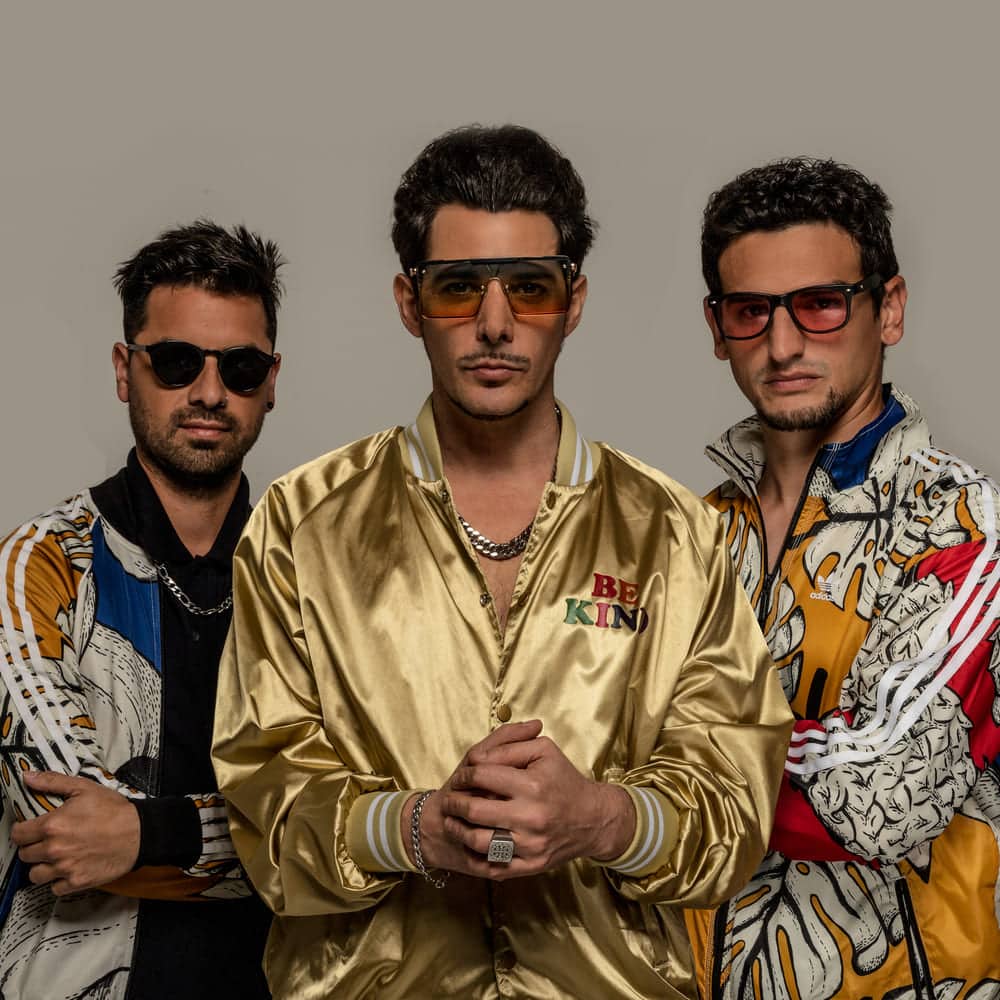 SER - SER se formó en el año 2008 en el barrio de Olivos, en la Zona Norte del Gran Buenos Aires. Ese mismo año Zeta Bosio (bajista de Soda Stereo) los convoca para el compilado "La noche se San Juan" de Alerta discos así como también los guía a llegar a la edición de su primer disco "Hagamos lío" (2008) producido por Vector Berdullas, editado y distribuido por Ultrapop. Contó con Fabiana Cantilo, Ulises Butrón, Germán Álvarez (Todos Tus Muertos/Riddim) y Pablo Clavijo (Karamelo Santo) como invitados. Ser, 2024. Foto: Paco Giúdice