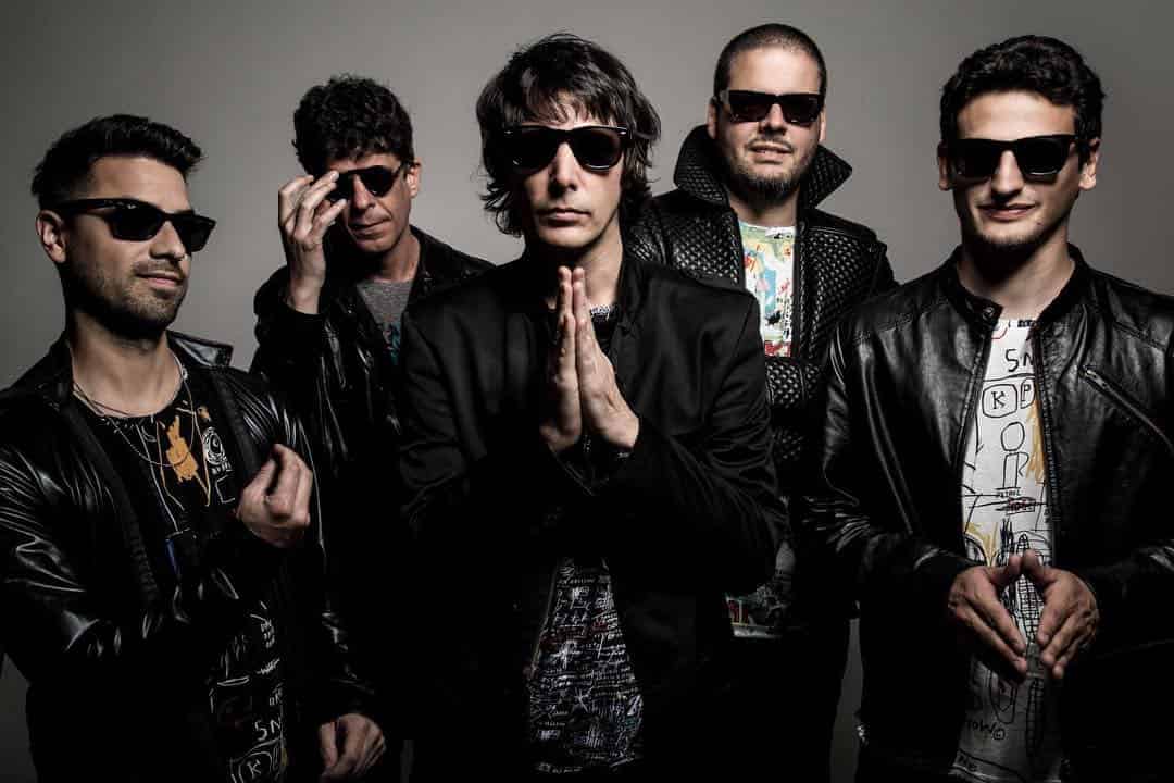SER - SER se formó en el año 2008 en el barrio de Olivos, en la Zona Norte del Gran Buenos Aires. Ese mismo año Zeta Bosio (bajista de Soda Stereo) los convoca para el compilado "La noche se San Juan" de Alerta discos así como también los guía a llegar a la edición de su primer disco "Hagamos lío" (2008) producido por Vector Berdullas, editado y distribuido por Ultrapop. Contó con Fabiana Cantilo, Ulises Butrón, Germán Álvarez (Todos Tus Muertos/Riddim) y Pablo Clavijo (Karamelo Santo) como invitados. Ser, 2017