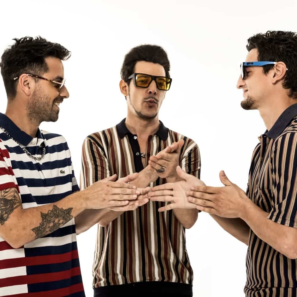 SER - SER se formó en el año 2008 en el barrio de Olivos, en la Zona Norte del Gran Buenos Aires. Ese mismo año Zeta Bosio (bajista de Soda Stereo) los convoca para el compilado "La noche se San Juan" de Alerta discos así como también los guía a llegar a la edición de su primer disco "Hagamos lío" (2008) producido por Vector Berdullas, editado y distribuido por Ultrapop. Contó con Fabiana Cantilo, Ulises Butrón, Germán Álvarez (Todos Tus Muertos/Riddim) y Pablo Clavijo (Karamelo Santo) como invitados. Ser, 2024. Foto: Paco Giúdice