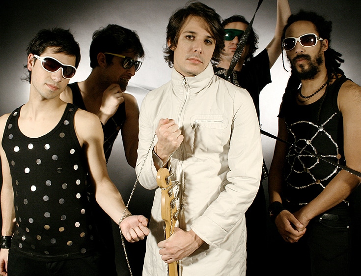 SER - SER se formó en el año 2008 en el barrio de Olivos, en la Zona Norte del Gran Buenos Aires. Ese mismo año Zeta Bosio (bajista de Soda Stereo) los convoca para el compilado "La noche se San Juan" de Alerta discos así como también los guía a llegar a la edición de su primer disco "Hagamos lío" (2008) producido por Vector Berdullas, editado y distribuido por Ultrapop. Contó con Fabiana Cantilo, Ulises Butrón, Germán Álvarez (Todos Tus Muertos/Riddim) y Pablo Clavijo (Karamelo Santo) como invitados. Ser