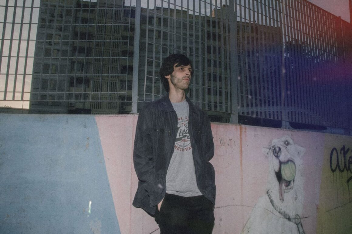 Agustín Ferez: “Me siento con una idea bastante más clara de lo que quiero decir” - Agustín Ferez es un músico, guitarrista, cantautor y compositor emergente de Argentina que, luego de formar parte de varios proyectos musicales, decide encarar su proyecto solista (2020). Agustín Ferez. Foto de prensa
