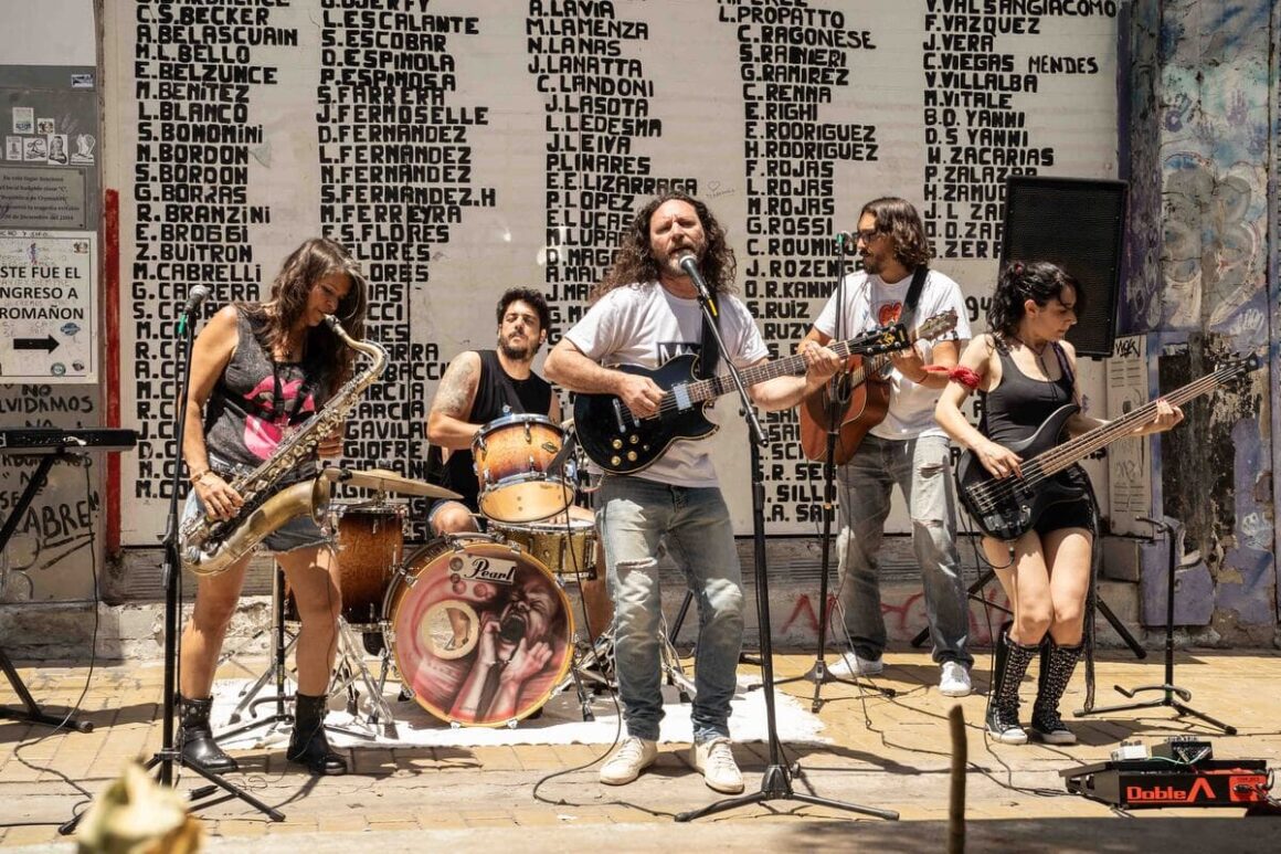 El Más Acá: “Queríamos reconfirmar nuestro apoyo, solidaridad y compromiso con la memoria” - El Más Acá fue una de las dos primeras bandas que, con total respeto, llevó sus canciones a la puerta del santuario ubicado en el barrio porteño de Once; y así lo hizo año tras año. El Más Acá. Foto de prensa