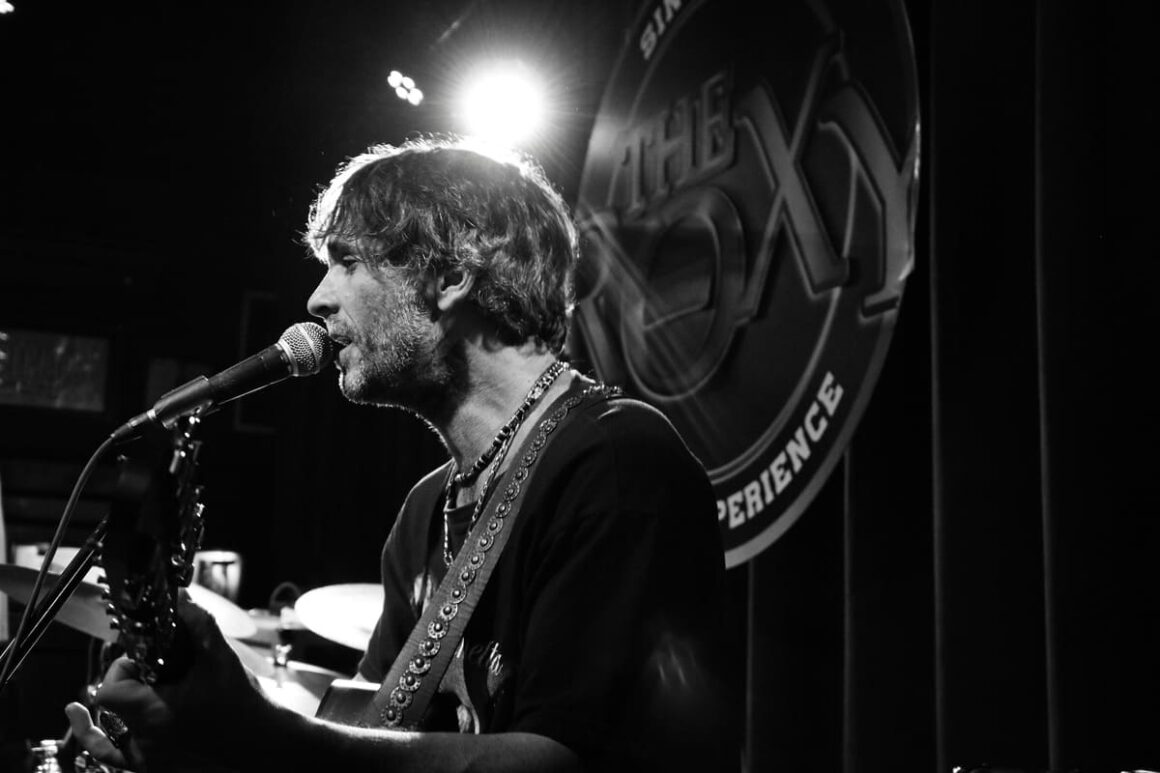 Mano: “Quería hacer algo moderno, dentro del sonido actual, sin perder la esencia de mi primer disco” - Desde el 2015 lidera su proyecto solista bajo el nombre de Mano. Actualmente presenta “Oscuro romanticismo”, una fusión de sonidos indie pop con la esencia del antiguo romanticismo. También se prepara para coronar sus 10 años de carrera en el Quilmes Rock 2025. Mano Custodio. Foto de prensa