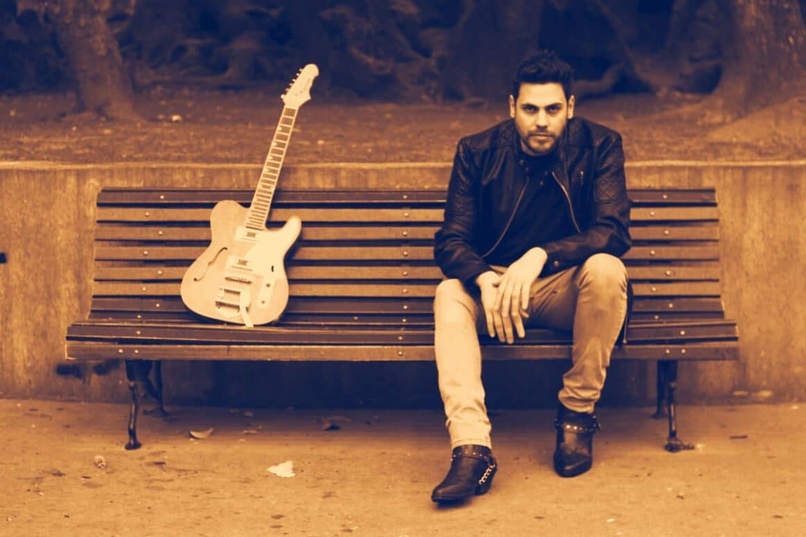 Miguel Schiaffino: “Cada vez que hago un álbum saco de adentro mío algo que no vuelve jamás” - Miguel Schiaffino es un cantante, guitarrista y productor argentino que inicia su camino en el mundo de la música durante el año 1998. Luego de participar en varias bandas y proyectos, decide apostar a su carrera solista (2016) publicando el primer material de larga duración bajo el nombre “Rock´n´blues”. Le siguen: “Miguel Schiaffino” (2017); “En directo” (disco/DVD en vivo - 2018); “Canciones de autoayuda” (2020); “El gran concierto” (disco en vivo - 2021); “#Versión cuarentena” (versiones del Rock Argentino, grabado en pandemia - 2021) y “Tiempo de volver” (2023). Miguel Schiaffino. Foto de prensa