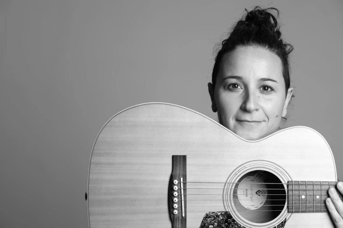 More Gemma: “Es un privilegio inmenso tener un mapa vital retrospectivo en canciones” - “Así y todo, hacia 2022 no sabía bien qué quería contar en ese puñado de notas y melodías desparramadas en libretas, alguna canción que había quedado fuera del disco anterior porque ahora entiendo que hablaba de algo que me esperaba más adelante, los rumores que iban y venían en forma de ideas, hasta que di con ese pasaje de ‘Las ciudades invisibles’ de Italo Calvino en el que dice ‘El hombre camina días enteros entre los árboles y las piedras. Raramente el ojo se detiene en una cosa, y es cuando la ha reconocido como el signo de otra: una huella en la arena indica el paso del tigre, un pantano anuncia una vena de agua; la flor del hibiscus, el fin del invierno’- explica More Gemma sobre su flamante álbum-. Y ahí me dije esto es lo que quiero contar. Era un acto de fe porque yo seguía sumida en duelos varios que, como todo duelo, tienen dos características fatales: son insobornables y no son lineales”. More Gemma. Foto: Catalina Bartolomé