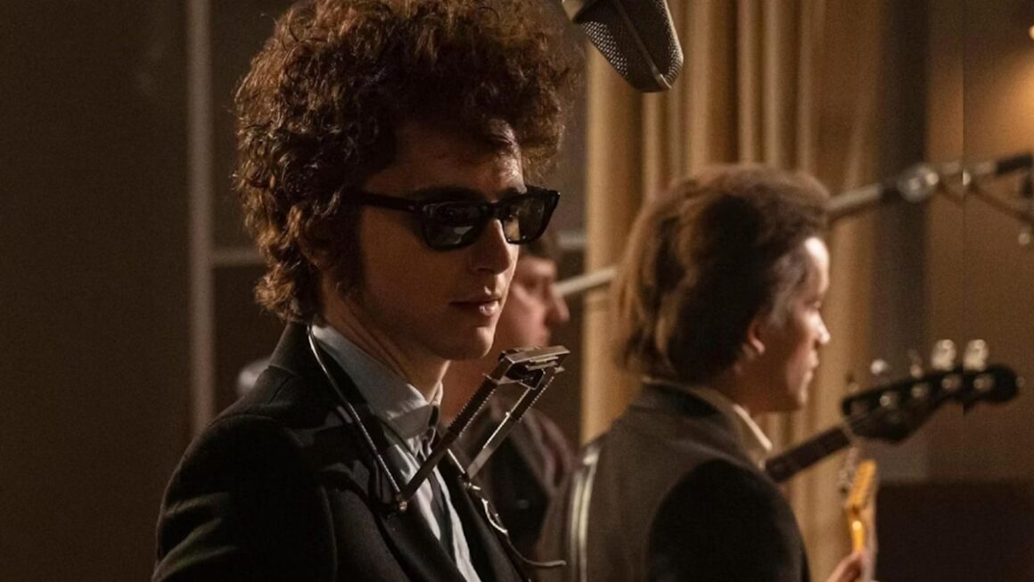 La biopic que retrata el ascenso de Bob Dylan - La película Un completo desconocido se sumerge en los primeros años de la carrera de Bob Dylan, desde su llegada a Nueva York a principios de los 60 hasta su cambio radical hacia el rock en 1965. Basada libremente en el libro Dylan Goes Electric!: Newport, Seeger, Dylan, and the Night That Split the Sixties, de Elijah Wald, el film utiliza herramientas de ficción para retratar hechos reales y momentos icónicos de la vida del músico. Aunque toma algunas licencias creativas, como fusionar los álbumes Bringing It All Back Home y Highway 61 Revisited en la trama, logra capturar la esencia de los primeros años de Dylan. "A complete unknown", la biopic sobre Bob Dylan