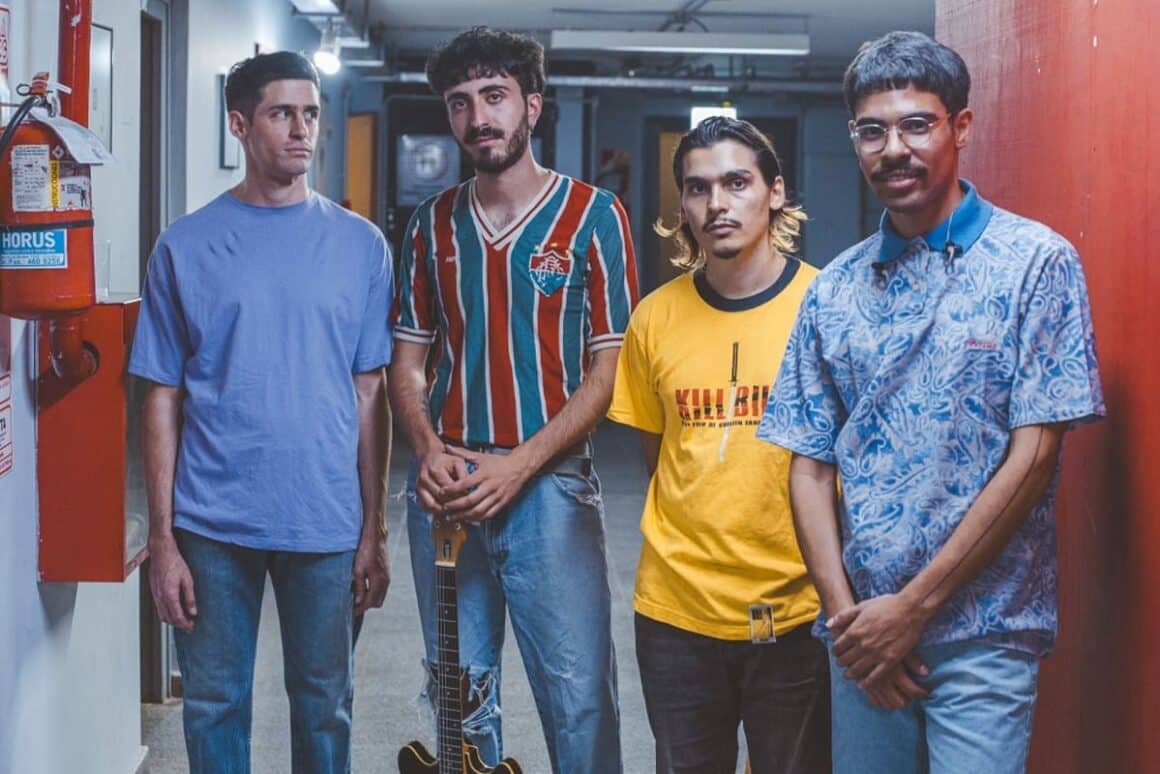 CIERVO: “Vivimos un año con fuerte compromiso para el proyecto” - Vivimos un año con fuerte compromiso para el proyecto, nos vemos cotidianamente y le dedicamos mucho trabajo. Detrás de nuestro primer disco hay mucha búsqueda, mucho tiempo compartido, una lista larga de música y canciones que hicimos se fueron filtrando y transformando hasta llegar a “Quiero quedarme...”. Lo que queremos decir es que, si bien nuestro proyecto se presenta formalmente al mundo a comienzos de este año con el lanzamiento del disco, venimos a este ritmo desde hace bastante tiempo, aproximadamente 2021. Esto, que nos ocurre en general a muchas bandas emergentes, cuando componemos, arreglamos y producimos nuestra música y la tocamos y seguimos buscando juntos durante años hasta finalmente estar seguros y materializarla dejándola grabada, nos representa luego un gran desafío. Tal desafío es el de tener que salir a representarla, a veces ya un poco cansados por toda la historia, la búsqueda y el esfuerzo dedicado, que es realmente arduo en la primera búsqueda de identidad que un proyecto tiene. Frente a esta experiencia, uno debe encontrar la manera de refrescarse y de reinterpretar la música para volver a sentirla vívidamente y renovar el propio deseo con esas canciones. Es así que, en ese sentido, con CIERVO tocamos bastante el disco en vivo a lo largo del año, inquietos siempre y alentados por la posibilidad de redescubrir nuestra música. Incluso, en el invierno, nos propusimos reinterpretar las canciones en un formato acústico, bien diferente a cómo está grabado el disco y cómo solemos tocar full banda. Creemos que atravesamos el 2024 con mucha inquietud por ese aire fresco, buscando re enamorarnos y también con una ferviente necesidad de plasmar algo más y compartirlo, de extender el universo de CIERVO al menos con alguna música, una canción más, casi como un autoregalo. De allí este nuevo single para cerrar el año. CIERVO. Foto: Candela Pérez Celayez