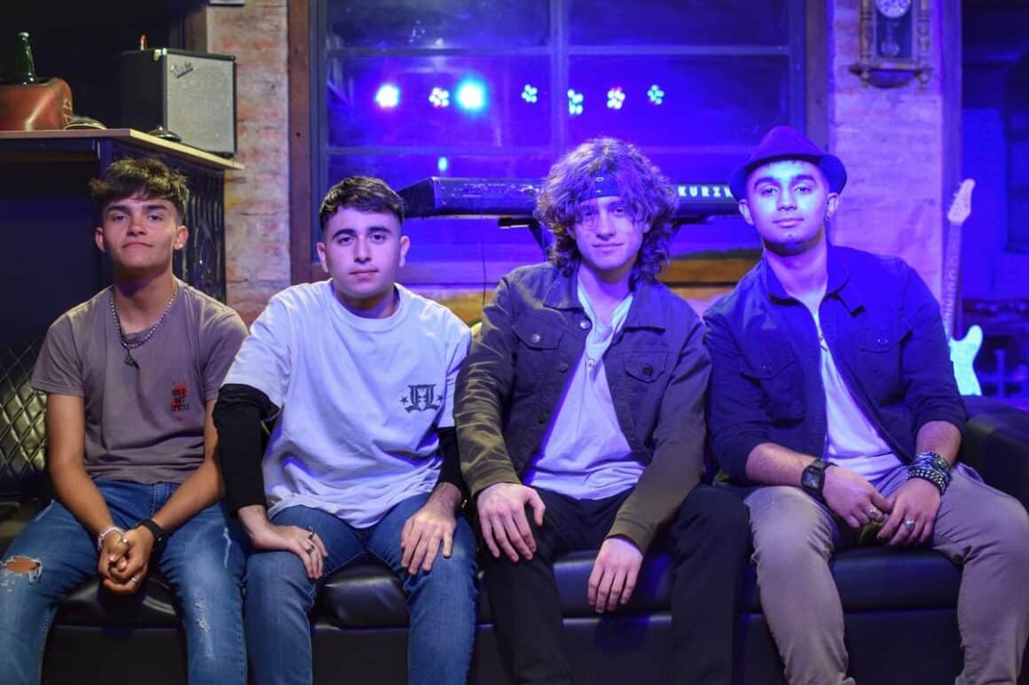 Debeser: “Para nosotros el rock no murió, y creemos ser la prueba ferviente de eso” - Debeser nace en mayo del 2023 con Tomy Llaver (voz y guitarra principal); León Acuña (teclado); Álvaro García (bajo y coros); y Adrián Rizzo (batería). Los cuatro integrantes no superan los 16 años de vida, pero cuentan con formación académica y profesional. Sus influencias abarcan desde Creedence Clearwater Revival, hasta Charly García, Sumo y Divididos, por mencionar algunos. A pesar de su juventud, recorren diferentes escenarios y en octubre pasado publican su primer EP de 5 canciones propias, que apuestan al nuevo rock y la música nacional. Debeser. Foto de prensa