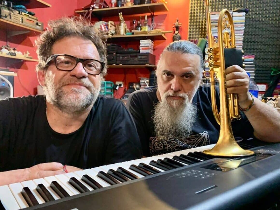 Gillespi y Torres: trompeta y piano, de Spinetta a Miles Davis - Marcelo “Gillespi” Rodríguez y Álvaro Torres llevan más de veinte años tocando juntos, pero fue recientemente cuando decidieron que su colaboración merecía ser plasmada en un disco. Ambos, dueños de sus propios estudios de grabación, comenzaron a trabajar en Forma, un álbum que trasciende el formato tradicional de trompeta y piano para incorporar guitarras, bajos, baterías programadas y otros elementos. “Yo tenía varias ideas de protocanciones, melodías y puentes, y le pedí a Álvaro que metiera mano para darles forma”, explica Gillespi sobre el proceso creativo. Gillespi y Álvaro Torres. Foto de prensa