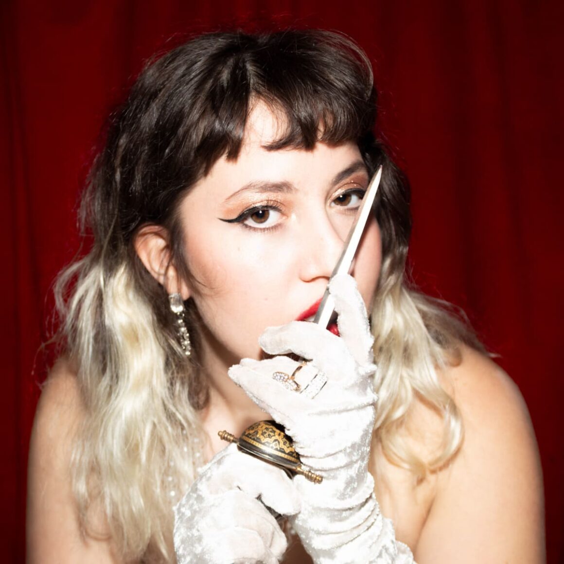 Jazmín Laurenza: “Creo que todas las canciones tienen un espíritu transformador” - Jazmín Laurenza emerge de CABA como cantante, productora musical, tecladista y performer. Su música habla de amor, desamor, nostalgia, desencuentros y los laberintos de la mente. Fascinada con aquellas canciones que son parte del ADN cultural, busca la letra perfecta para la melodía perfecta; atravesando géneros que van desde el pop, indie y electrónica, hasta el R&B. Jazmín Laurenza. Foto de prensa