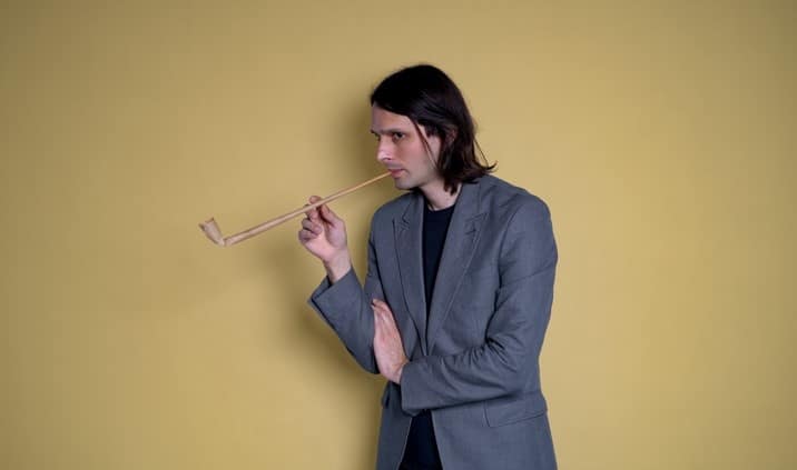 "Flor roja": El pop minimalista y conceptual de Puar - La carrera de Puar comenzó en 2014 con El look de la pelea, un disco producido por Daniel Melero que, aunque pasó desapercibido en su momento, es considerado una joya oculta del pop argentino. Diez años después, el músico, poeta y artista plástico mendocino regresa con Flor roja, un álbum que retoma y expande el universo sonoro de su debut. Grabado entre Mendoza, Buenos Aires y Dinamarca, donde Puar estudia Arquitectura en la Universidad de Aarhus, este trabajo refleja su curiosidad inagotable y su sensibilidad única. Puar. Foto de Sam Karamyani