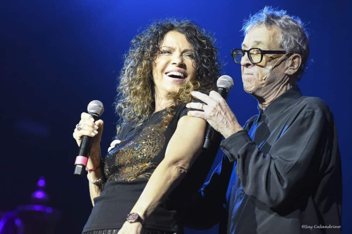 Billy Bond en el Gran Rex: romper y dar de nuevo - “Siempre pienso que va a haber otra vez, pero ya tengo ochenta años. Quería decirles a todos que yo no existo más, que ahora son ustedes. Porque yo soy ustedes. De corazón, gracias”, suelta Billy Bond. Mientras tanto, León Gieco canta una versión antológica de “Cuando ya me empiece a quedar solo” (de Sui Generis) con Rodolfo Mederos en bandoneón. Y es imposible no emocionarse. Billy Bond en el Gran Rex. Foto: Sandra Calandrino (@sandracalandrinofotos)