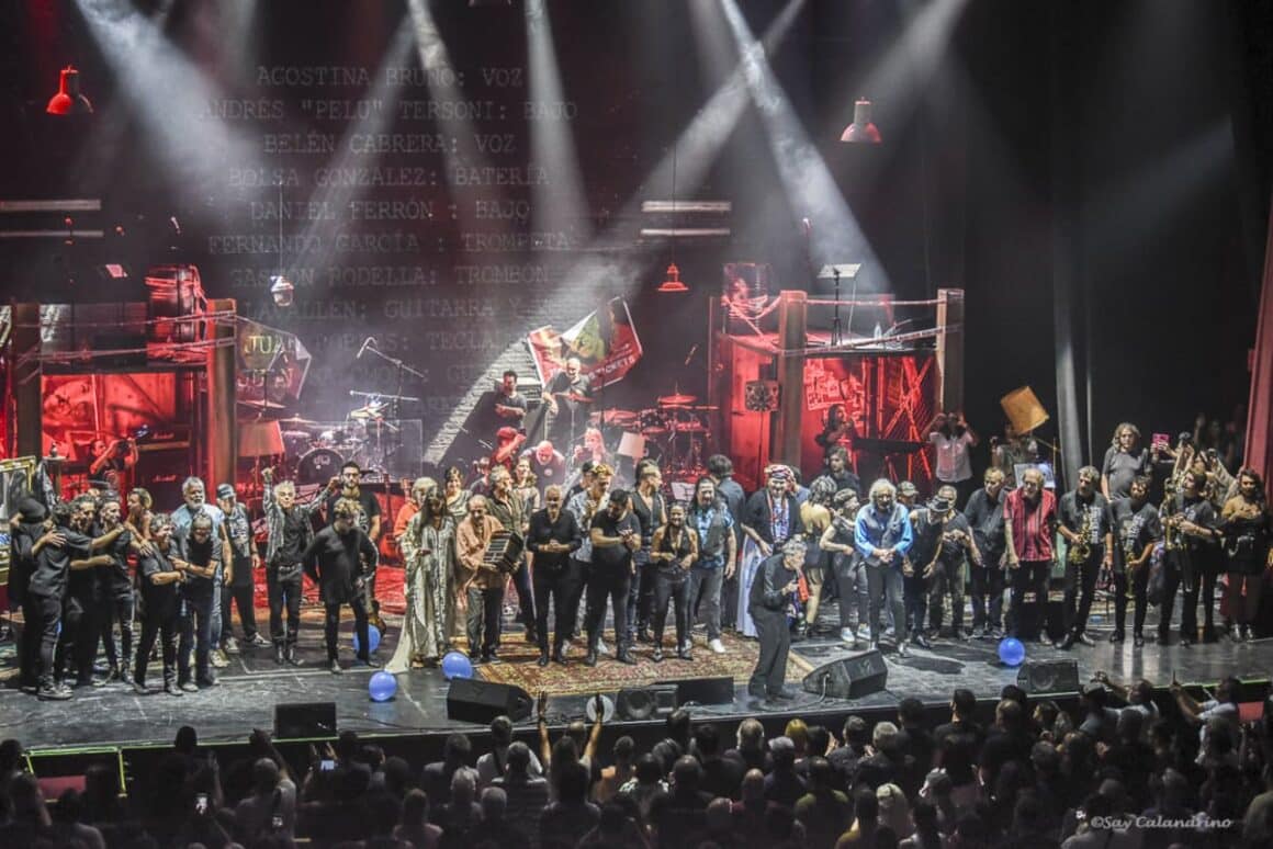 Billy Bond en el Gran Rex: romper y dar de nuevo - “Siempre pienso que va a haber otra vez, pero ya tengo ochenta años. Quería decirles a todos que yo no existo más, que ahora son ustedes. Porque yo soy ustedes. De corazón, gracias”, suelta Billy Bond. Mientras tanto, León Gieco canta una versión antológica de “Cuando ya me empiece a quedar solo” (de Sui Generis) con Rodolfo Mederos en bandoneón. Y es imposible no emocionarse. Billy Bond en el Gran Rex. Foto: Sandra Calandrino (@sandracalandrinofotos)