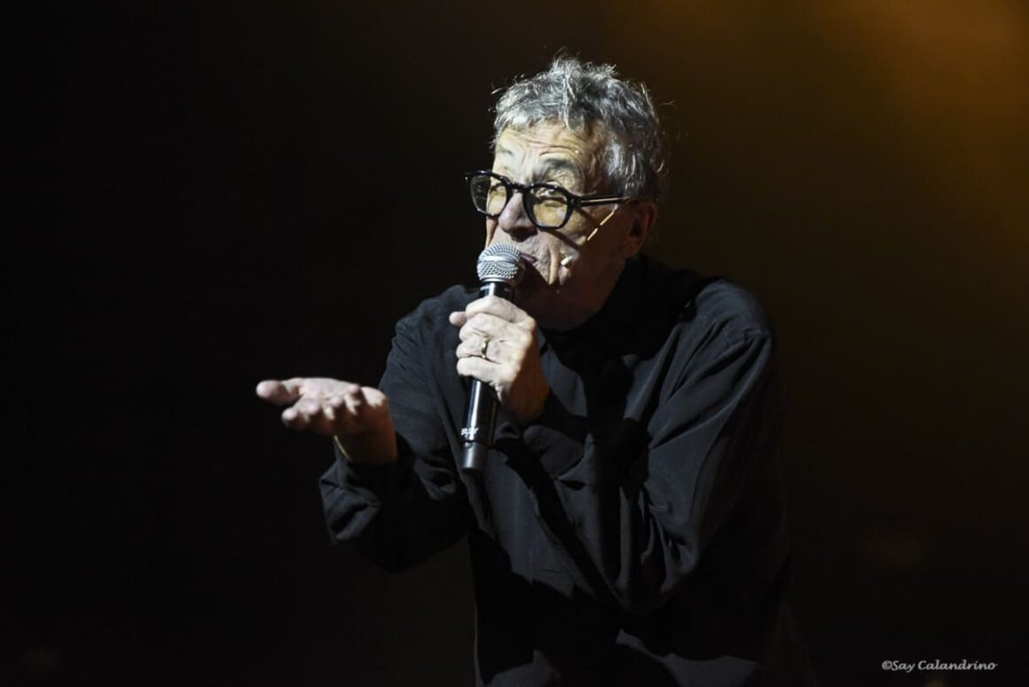 Billy Bond en el Gran Rex: romper y dar de nuevo - “Siempre pienso que va a haber otra vez, pero ya tengo ochenta años. Quería decirles a todos que yo no existo más, que ahora son ustedes. Porque yo soy ustedes. De corazón, gracias”, suelta Billy Bond. Mientras tanto, León Gieco canta una versión antológica de “Cuando ya me empiece a quedar solo” (de Sui Generis) con Rodolfo Mederos en bandoneón. Y es imposible no emocionarse. Billy Bond en el Gran Rex. Foto: Sandra Calandrino (@sandracalandrinofotos)