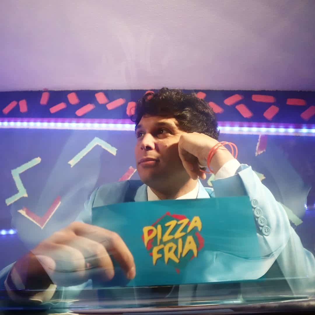 Dave América: “Pizza Fría trata de visibilizar artistas que hoy no tienen mucha exposición, pero son brutales” - Dave América emerge de España como músico, productor, arreglista y actualmente presentador del programa Pizza Fría: el mejor Late Night Show hecho en un garaje, donde relata historias únicas de músicos desconocidos, pero sorprendentes. Dave America