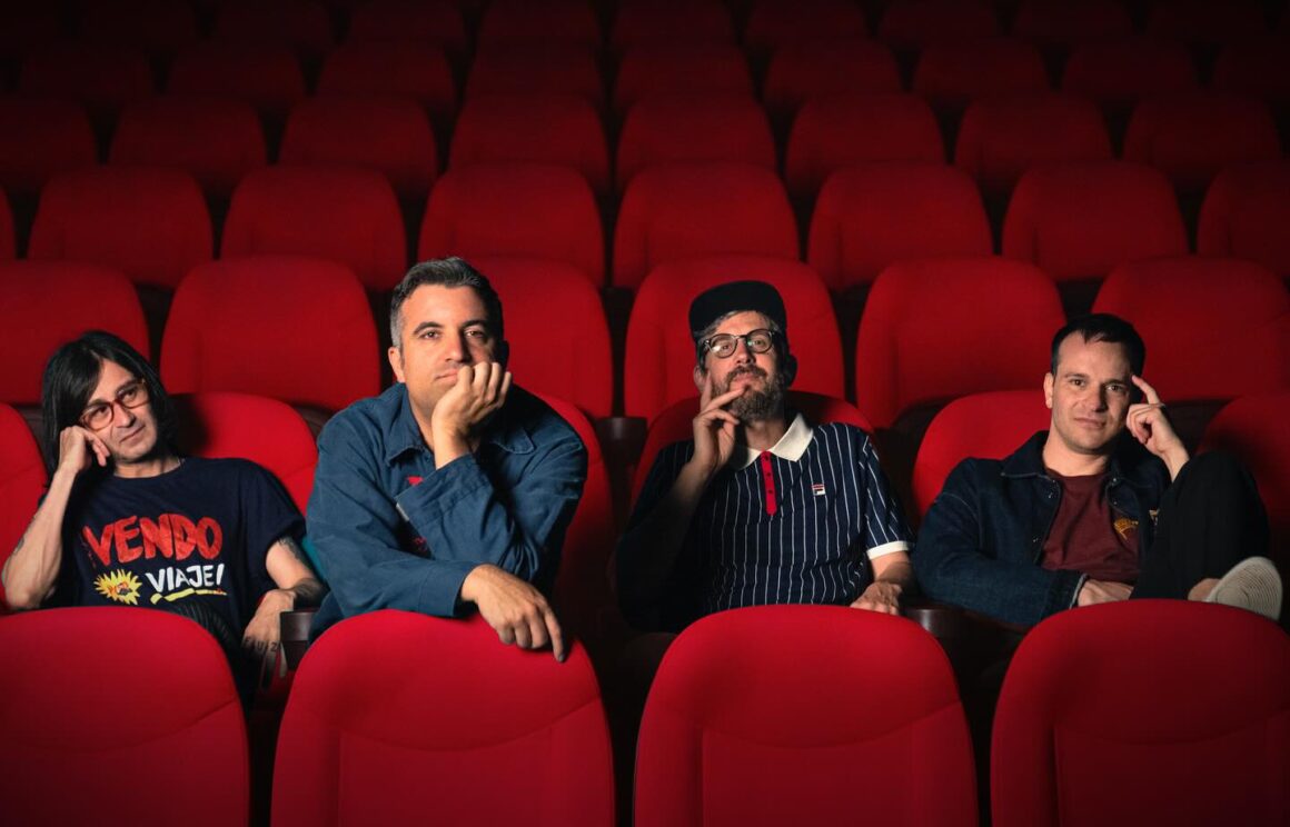 Astroboy, el regreso de un clásico del rock uruguayo - En los años previos a su regreso, Astroboy sólo existía en un grupo de WhatsApp. Martín Rivero (voz), Javier Vaz Martins (bajo), Leandro “Tuco” Boné (guitarra) y Francisco “Paco” Risso (guitarra) seguían en contacto, pero con caminos separados: uno en Buenos Aires, otro en Italia, otro dedicado a la docencia en escuelas rurales. La banda había quedado en pausa, pero la amistad permanecía. “No encontrábamos un motivo para volver”, dice Rivero. Ese motivo apareció en 2023, con los veinte años de 5 estrellas (2003), su disco debut. Astroboy. Foto de prensa