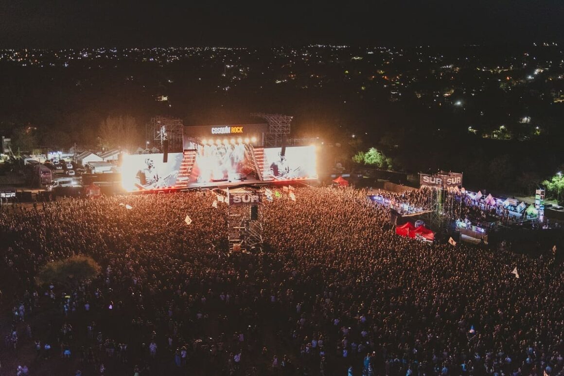 Cosquín Rock 2025: Bandas de Sudamérica - Como en cada año, el Aeródromo de Santa María de Punilla volverá a acobijar artistas de Latinoamérica en las dos jornadas de la nueva edición del festival. Cosquín Rock 2025: Bandas de Sudamérica