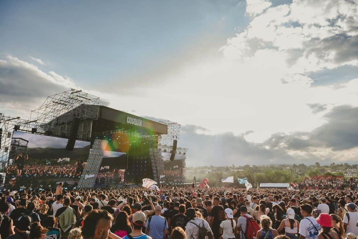 Cosquín Rock 2025: 5 Razones para llegar temprano - Tanto el 15 como el 16 de febrero las puertas del Aeródromo de Santa María de Punilla se abrirán para recibir a aquellos melómanos que quieras disfrutar de música desde el arranque de la grilla de cada jornada. Aquí algunas propuestas para no perderse desde la primera hora. Cosquín Rock 2025: 5 Razones para llegar temprano