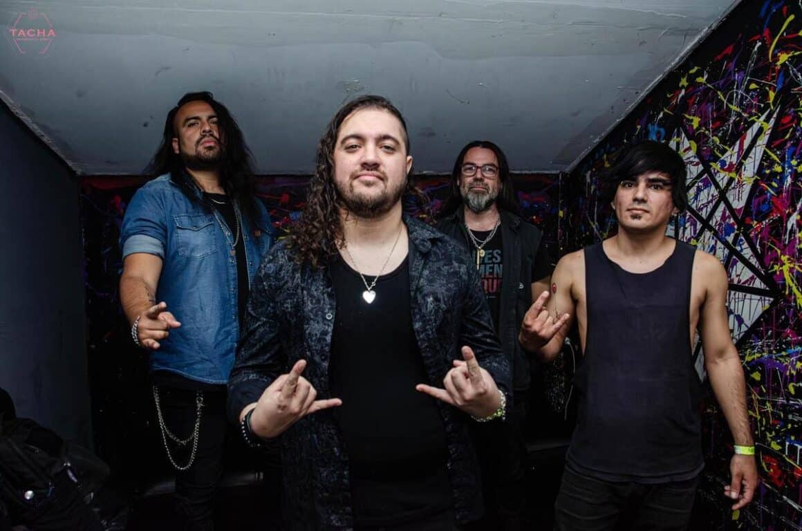 DIK: “Creemos que la historia contada y la calidad influyen cuando lo ven” - El año 2024 ha sido de introspección y mucho trabajo compositivo para DIK, resultado de eso queda plasmado en el videoclip “La pared del tiempo”. La jornada de filmación resulta extensa, pero muy llevadera tanto por la banda, los actores y el equipo de producción y dirección de Pánico. DIK. Foto de prensa