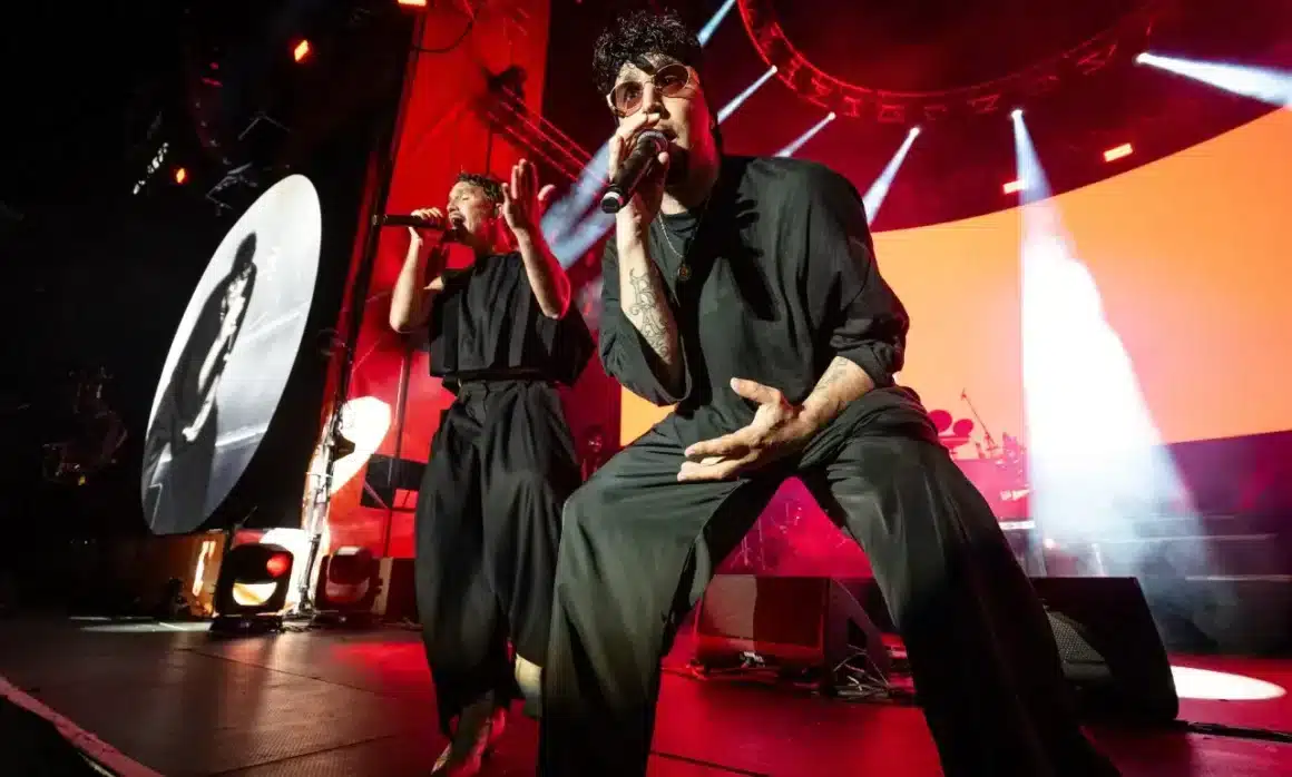 IKV en el Buena Vibra: una noche única - El festival, que reunió a artistas como Juana Molina, Marttein, Evlay y Marilina Bertoldi, funcionó como un espacio de celebración y conexión entre distintas generaciones de músicos. Louta, durante su show, destacó la influencia de IKV, mientras que los ascendentes Cindy Cats manifestaron su respeto y admiración por el dúo. IKV en el Buena Vibra. Foto: Irish Suárez/Gentileza de prensa
