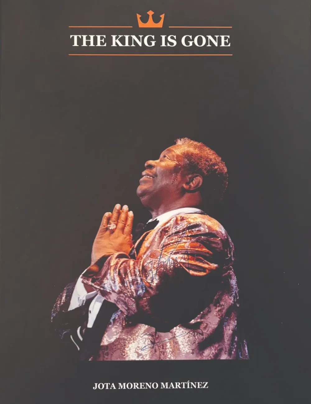 El legado de BB King en Argentina: un libro con fotos inéditas - Jota Moreno Martínez presenta The King is Gone, un libro de fotografías inéditas de BB King que tomó durante las visitas del guitarrista a Argentina entre 1992 y 2010. La obra, además de incluir una biografía del músico y sus frases más memorables recopiladas por Ailín Moreno Martínez, hija del autor, se edita en formato de lujo, con tapa dura, encuadernado tejido y papel ilustración. La tapa del libro