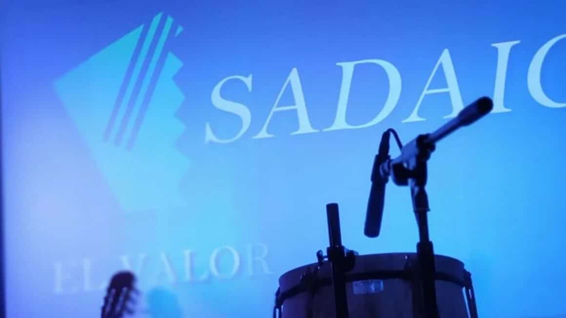 La liberación de los derechos de autor - El Gobierno Nacional decretó que los artistas podrán gestionar el cobro de sus derechos de autor de manera independiente o a través de nuevas entidades. La medida pone fin a la exclusividad de las sociedades de gestión colectiva (SGC) existentes, como Sadaic, Sagai, Aadi, Dac y Argentores. Sadaic