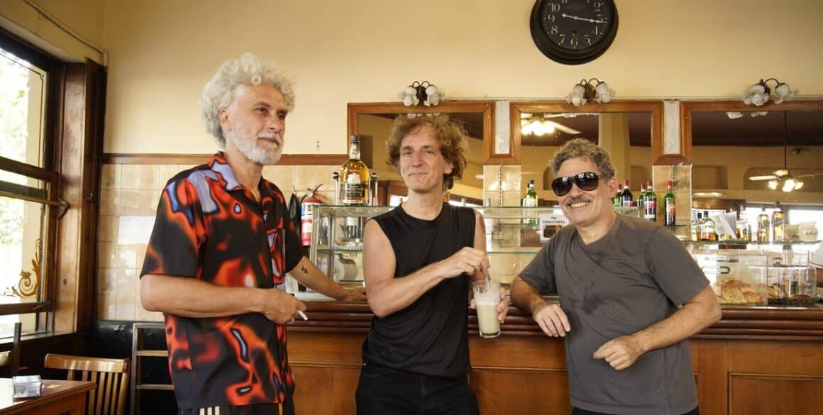 Sexteto Irreal vuelve con espontaneidad y un álbum en vivo - Jazz, funk, tango, electrónica y folklore latinoamericano confluyen en el universo sonoro del Sexteto Irreal, que prepara un regreso marcado por la experimentación y la conexión con el público. Sexteto Irreal. Foto: Ariel Grinberg