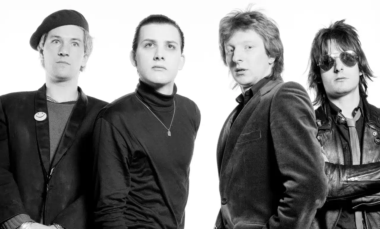 5 canciones de The Damned, antes de su llegada a Flores - The Damned regresa a Buenos Aires después de 12 años, en el marco de su última gira sudamericana. La legendaria banda británica de punk y rock gótico se presentará con su formación más clásica, reunida por primera vez en más de 35 años. Dave Vanian (voz), Captain Sensible (guitarra), Paul Gray (bajo) y Rat Scabies (batería) revivirán el espíritu de los álbumes The Black Album (1980) y Strawberries (1982), dos discos fundamentales que consolidaron su estatus como una banda vanguardista dentro de la escena musical. The Damned. Foto de prensa