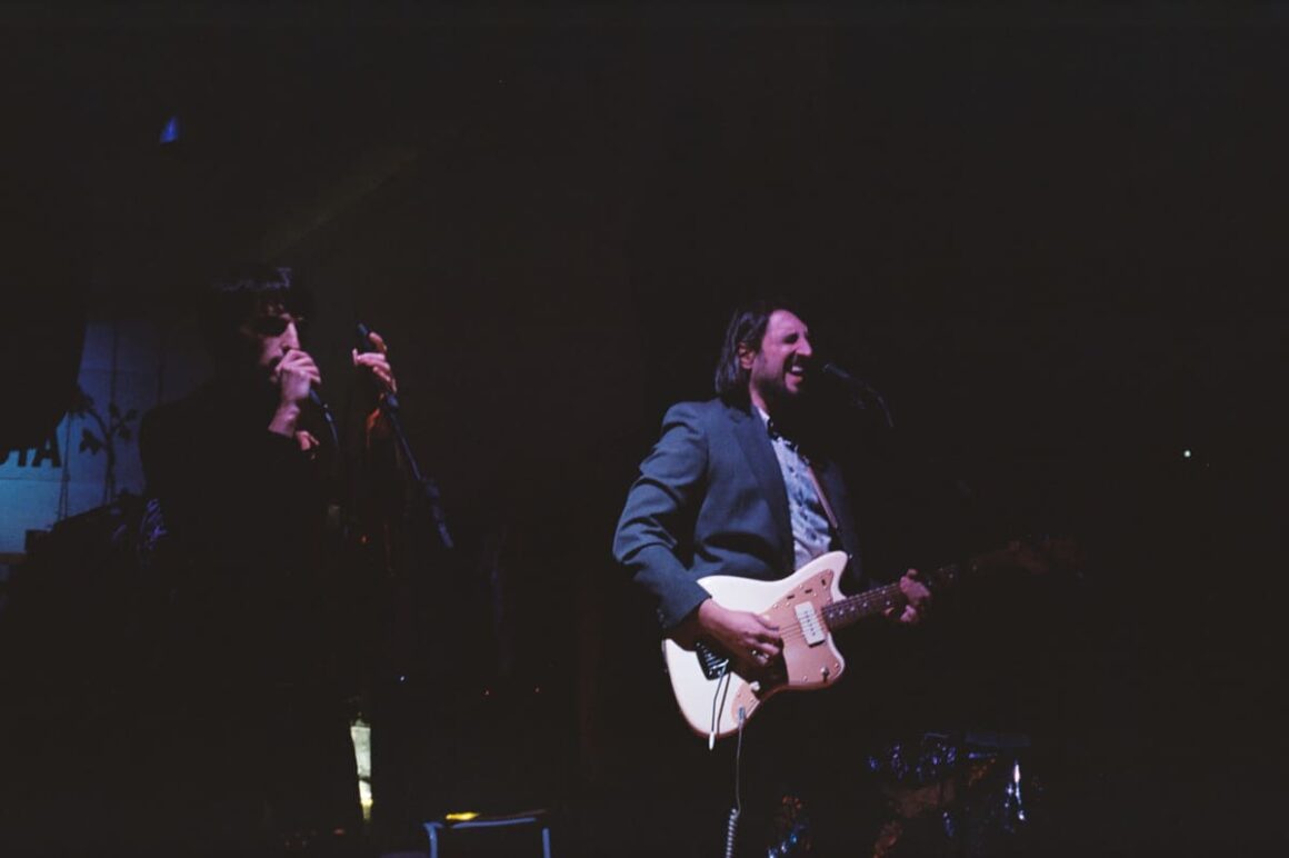 "Las cosas por la mitad", nuevo disco de Las Especies - Las Especies sigue expandiendo su universo sonoro con Las Cosas por la Mitad, su segundo disco de estudio. Con siete canciones que fusionan sintetizadores, baterías programadas, samples, guitarras y voces, el dúo porteño consolida su identidad con un sonido moderno, melancólico y a la vez experimental. Las Especies. Foto de prensa