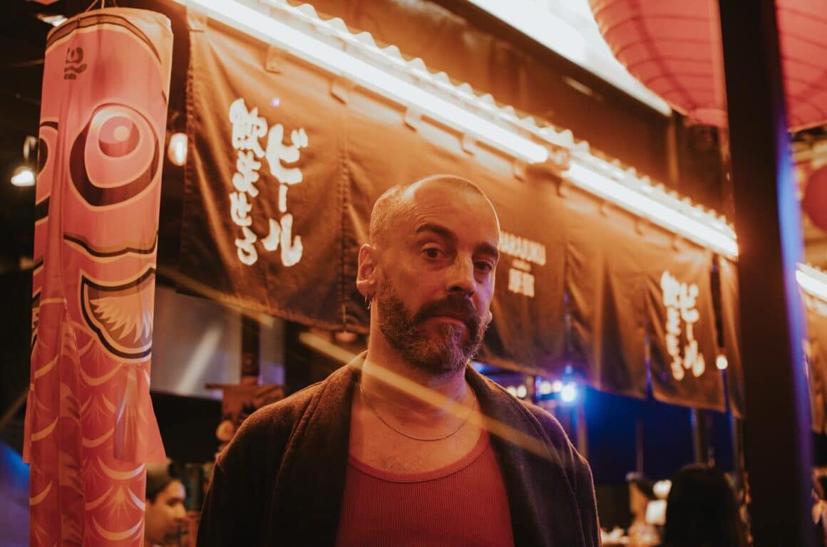 Martín Yume debuta como solista con "Sushi Moon" - El músico argentino Martín Yume inicia su camino en solitario con el lanzamiento de Sushi Moon, su primer EP, una obra de cuatro canciones que fusiona influencias del cancionero clásico, el pop futurista y el cyberpunk. El primer adelanto, Ay amor, verá la luz este viernes 14 de marzo. Martín Yume. Foto de prensa
