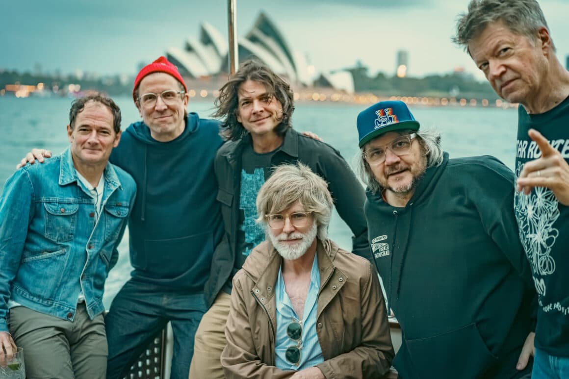 Vueve Wilco: elegimos tres canciones - A nueve años de su última visita, Wilco vuelve al país con un show que combina lo mejor de su historia con su más reciente material, "Cousin" (2023). Wilco. Foto de prensa