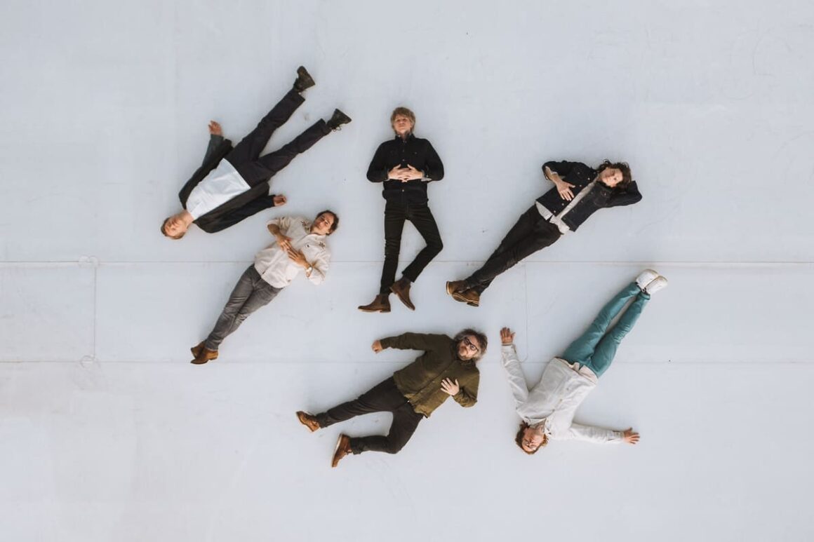Vueve Wilco: elegimos tres canciones - A nueve años de su última visita, Wilco vuelve al país con un show que combina lo mejor de su historia con su más reciente material, "Cousin" (2023). Wilco. Foto de prensa