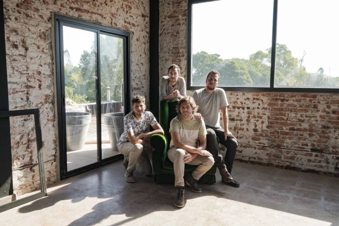 Autocine: “Estamos en un momento de mucha expansión y creatividad” - Autocine emerge de la Ciudad de Buenos Aires como una banda de estilo rock/pop. Desde su álbum debut homónimo en 2014 inicia un camino musical, donde lo emocional se combina con lo estético mediante riffs cautivantes y finas melodías al servicio de las canciones pegadizas. Autocine. Foto de prensa