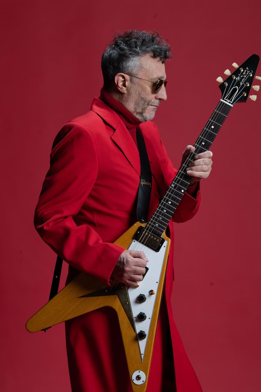 La "Novela" de Fito Páez - Después de casi cuatro décadas de imaginarla, Fito Páez finalmente lanzó Novela, su obra más extensa y ambiciosa hasta la fecha. Concebido como una ópera-rock moderna, el disco combina música, narrativa, poesía y elementos cinematográficos. Con una duración de más de una hora y media, Novela se compone de 25 pistas que entrelazan canciones, pasajes narrativos y recursos sonoros. Fito Páez. Foto de prensa