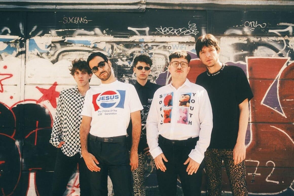 Isla de Caras: “Es la canción más emocionante del disco” - “Hace referencia a los primeros signos de recuperación después de un momento crítico –explica Lautaro Cura, voz cantante de Isla de Caras, sobre el nuevo single-. Supongo que ver películas es una especie de refugio que resiste todo tipo de barrera temporal y geográfica, es un ejercicio de protección y enriquecimiento personal. Te vuelve a ordenar. La civilización sueña y esos sueños quedan capturados en film. Acceder a esa biblioteca de ideas te oxigena un poco la merma propia. Es un refugio universal frente a las trivialidades y desafíos individuales. También de alguna manera dialoga con ‘Qué se puede hacer salvo ver películas’, la canción de La Máquina de Hacer Pájaros, pero eso es algo de lo que me di cuenta ahora”. Isla de Caras. Foto de prensa