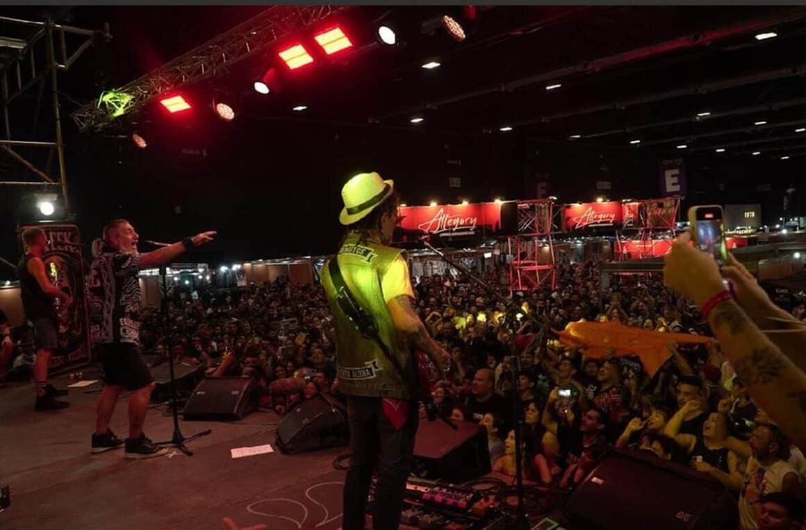 Tattoo Show: “Volvió y está más vivo que nunca” - Una de las novedades, fue la propuesta del Tattoo Show Streaming que, según las palabras de Martín, no existe otro vinculado al mundo del tatuaje: "Fue la primera convención en hacerlo en vivo, transmitiendo todo lo que pasaba. La verdad es que resultó una experiencia muy motivadora y estamos planeando el lanzamiento para el mes de abril. Lo que se hizo en esta oportunidad fue una previa para capturar imágenes, que saldrán pronto. Hasta este año, se llamó Tattoo Show, en 2026 tendrá el nombre de Mandinga Tattoo Expo", anticipó. Kapanga en el Tattoo Show. Foto de prensa