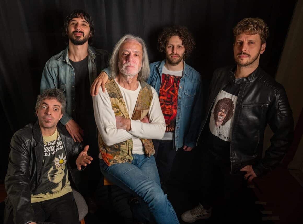 El regreso "accidental" de La Máquina de Hacer Pájaros x FMSV - Después de casi 50 años, la música de La Máquina de Hacer Pájaros vuelve a sonar en vivo. Con una nueva formación liderada por José Luis Fernández, bajista original de la banda, el proyecto La Máquina de Hacer Pájaros x FMSV busca revivir el repertorio de uno de los grupos más innovadores del rock argentino de los años ‘70. Acompañado por Juanito Moro (batería), Guido Spina (teclado) y Matías Vega (bajo), Fernández asumió un nuevo rol como guitarrista y tomó la iniciativa de desempolvar aquellas canciones que marcaron una era. La Máquina de Hacer Pájaros x FMSV. Foto: Val Furman