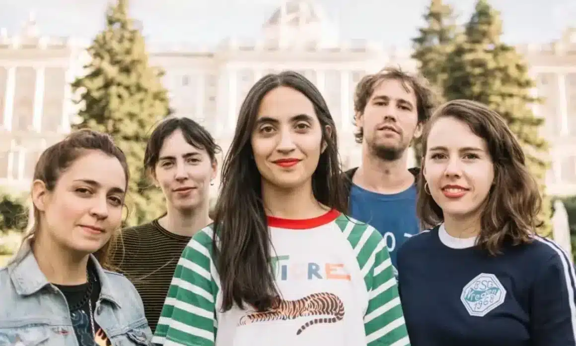 Se desarma Las Ligas Menores - A través de un comunicado publicado en la cuenta oficial de Instagram de Las Ligas Menores, Anabella Cartolano, cantante y compositora del grupo, confirmó la desvinculación de los demás integrantes y aseguró que la banda continuará bajo el mismo nombre. Las Ligas Menores
