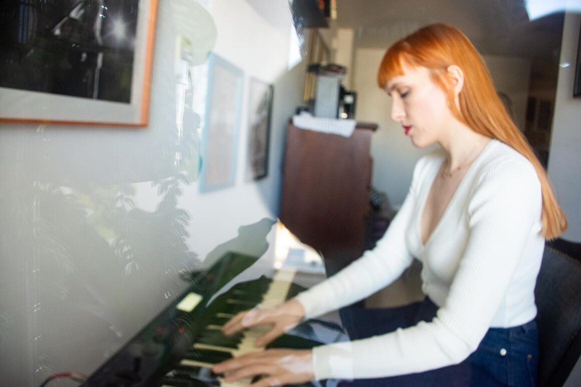 Pamela Rudy - Pamela Rudy nació en Córdoba el 4 de octubre de 1988. El interés musical despertó en su niñez, cuando a los 5 años comenzó sus estudios en piano y música clásica en el Método Suzuki. También se formó en canto con los profesores Alfredo De Call, Ariel Farías y Marta Conti. Pamela Rudy