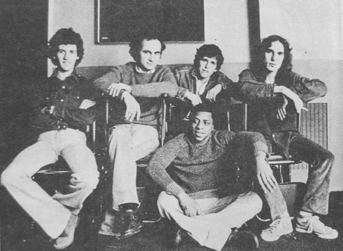 Candombe, funk y rock: recuperan el primer álbum de Raíces - En 1977, mientras el rock argentino comenzaba a entrar en una de sus etapas más creativas, el bajista uruguayo Luis Alberto Satragni reunió a un grupo de músicos con una idea clara: formar una banda que fusionara el candombe con el rock, sumando elementos de jazz, funk y psicodelia. Así nació Raíces, un quinteto que dejó una huella duradera en la escena porteña con apenas dos discos editados. Su debut, B.O.V. Dombe, fue recientemente reeditado en vinilo por el sello independiente Sometimes Music, con base en Madrid. Raíces, en 1980. Foto: Revista Mordisco