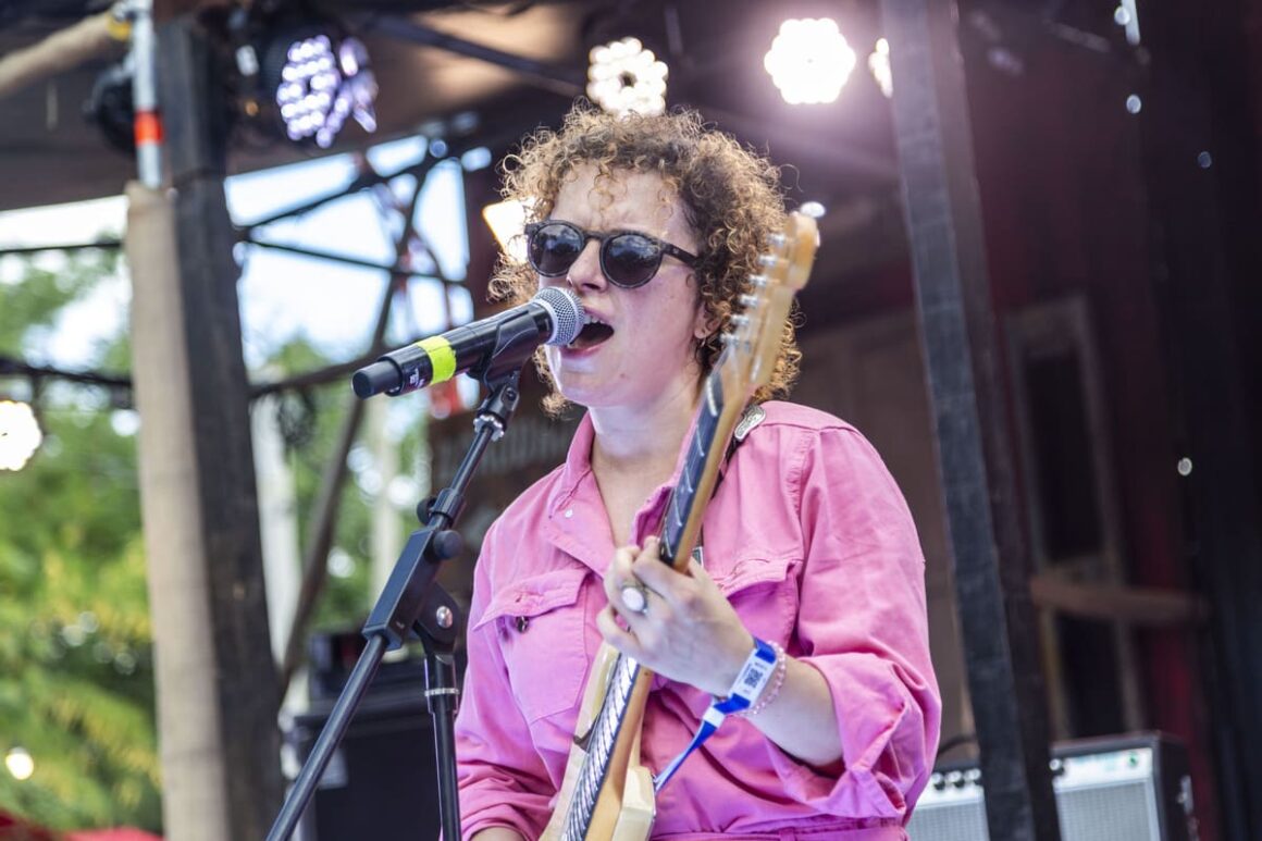 Sol Bassa: “Estoy aprendiendo mucho de producción musical” - “Es una historia de una mujer que canta desde siempre, desea irse de su lugar de origen, con lo difícil que es partir, y conquista a cada lugar que va con su voz de cantora –explica Sol Bassa-. Intento mostrar una historia de barrio, del sur del planeta. También invito a escuchar la instrumentación que va de la mano con la poesía de la canción”. Sol Bassa. Foto: Josefina Schmipp