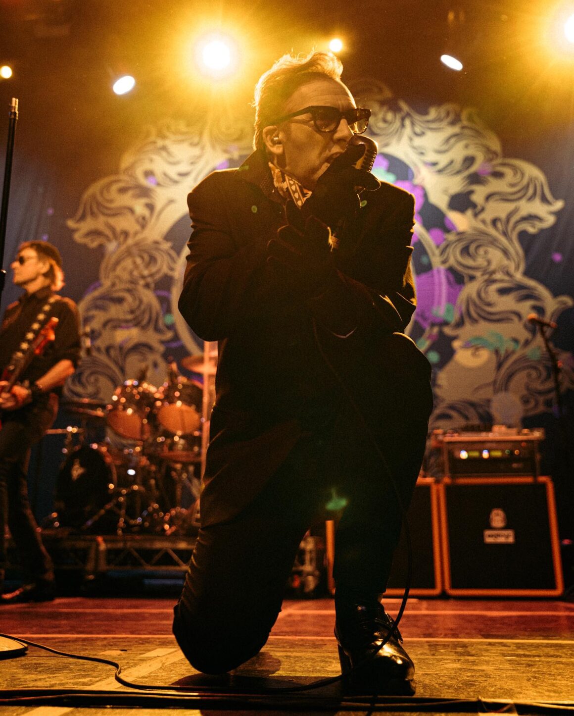 The Damned: el under de Londres plantó bandera en Flores - Hablar sobre The Damned es hablar de una parte de la historia contemporánea de la humanidad. Banda nacida en 1976, perteneciente al inicio del punk británico (no entraré en la discusión si el punk empezó con Stooges, Ramones, Sex Pistols o Los Saicos, quedará a criterio del lector), dejando más de un éxito y una imborrable huella en los anales de la música. The Damned en vivo. Foto de archivo