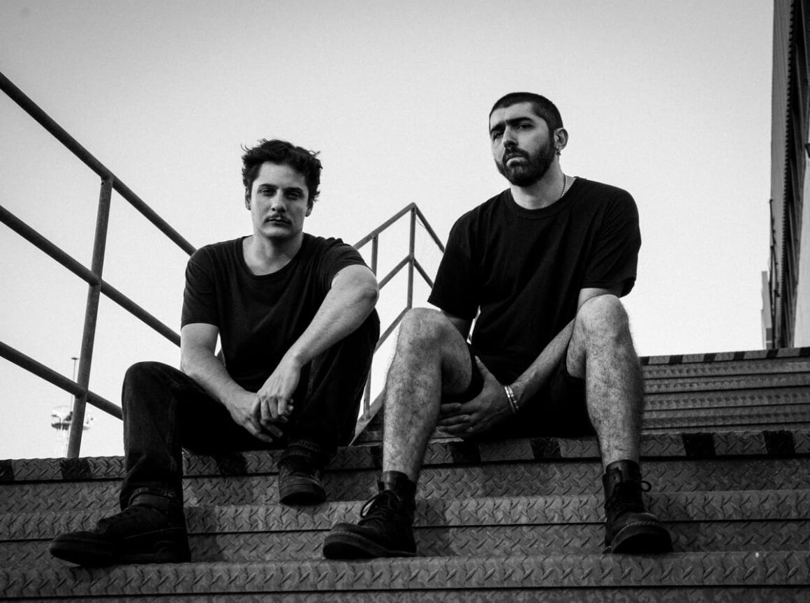 Utah - Formado por Javier Núñez y Alan Mansur, Utah es un dúo originario de la ciudad de Rosario y actualmente radicado en la Ciudad de Buenos Aires. Su propuesta sonora articula elementos del rock industrial, la electrónica oscura y el techno, con influencias que incluyen a Nine Inch Nails, Depeche Mode, Kraftwerk, Daft Punk, Justice y Chemical Brothers. A lo largo de su trayectoria, el grupo ha transitado diversos formatos y texturas, desarrollando una identidad propia dentro del cruce entre el rock y la música electrónica. Utah. Foto de prensa