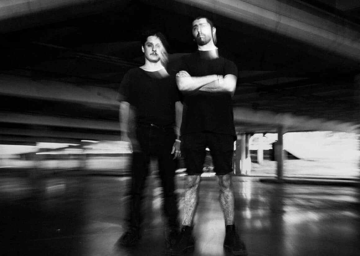 Utah - Formado por Javier Núñez y Alan Mansur, Utah es un dúo originario de la ciudad de Rosario y actualmente radicado en la Ciudad de Buenos Aires. Su propuesta sonora articula elementos del rock industrial, la electrónica oscura y el techno, con influencias que incluyen a Nine Inch Nails, Depeche Mode, Kraftwerk, Daft Punk, Justice y Chemical Brothers. A lo largo de su trayectoria, el grupo ha transitado diversos formatos y texturas, desarrollando una identidad propia dentro del cruce entre el rock y la música electrónica. Utah. Foto de prensa